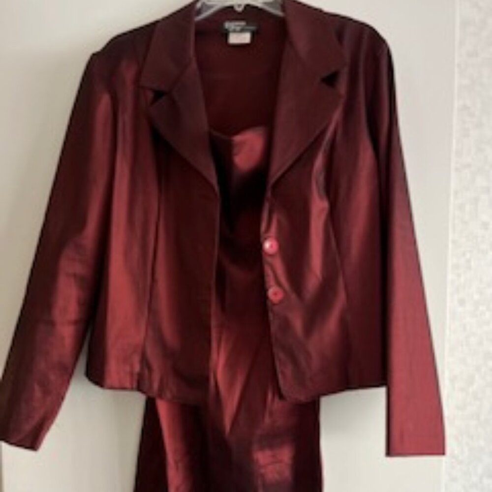 Two-piece dress in maroon
